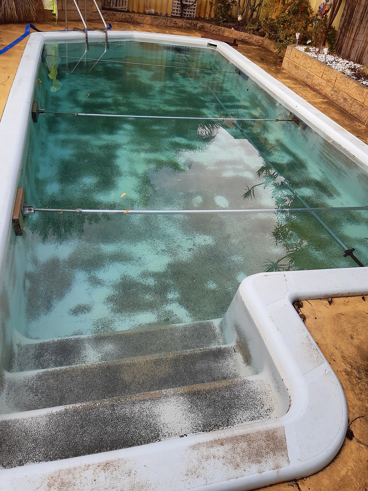 Piscina pendiente de puesta a punto antes de temporada