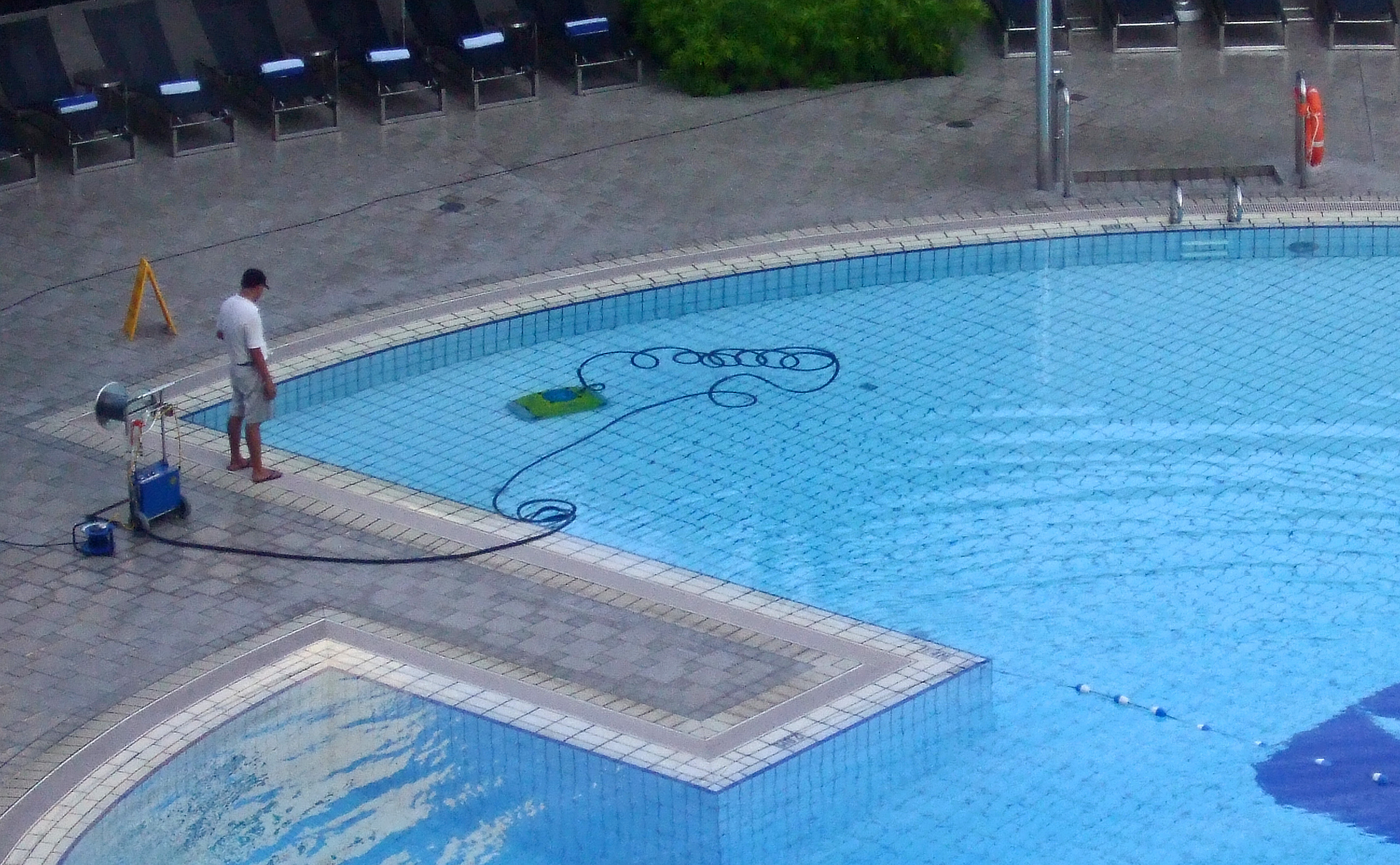 Robot limpiafondos trabajando en una piscina
