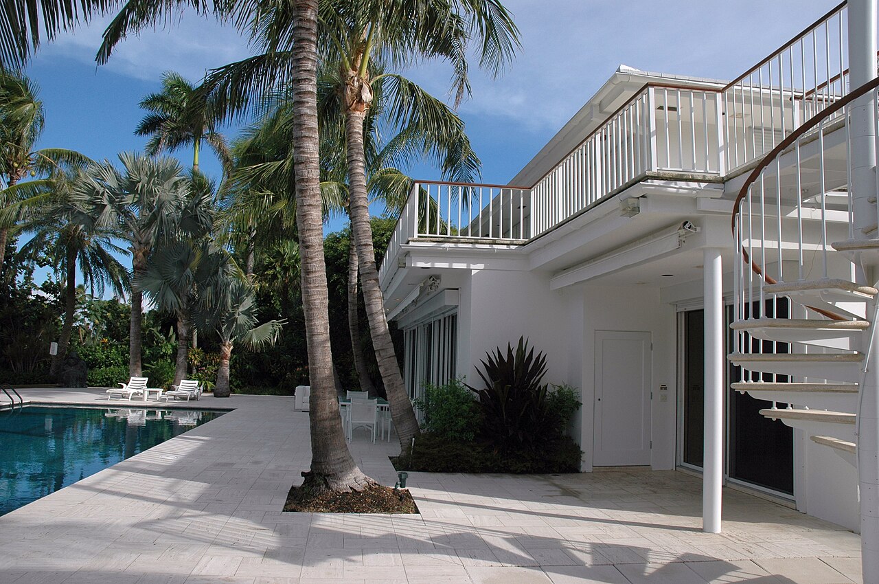 Piscina de una villa rodeada de palmeras